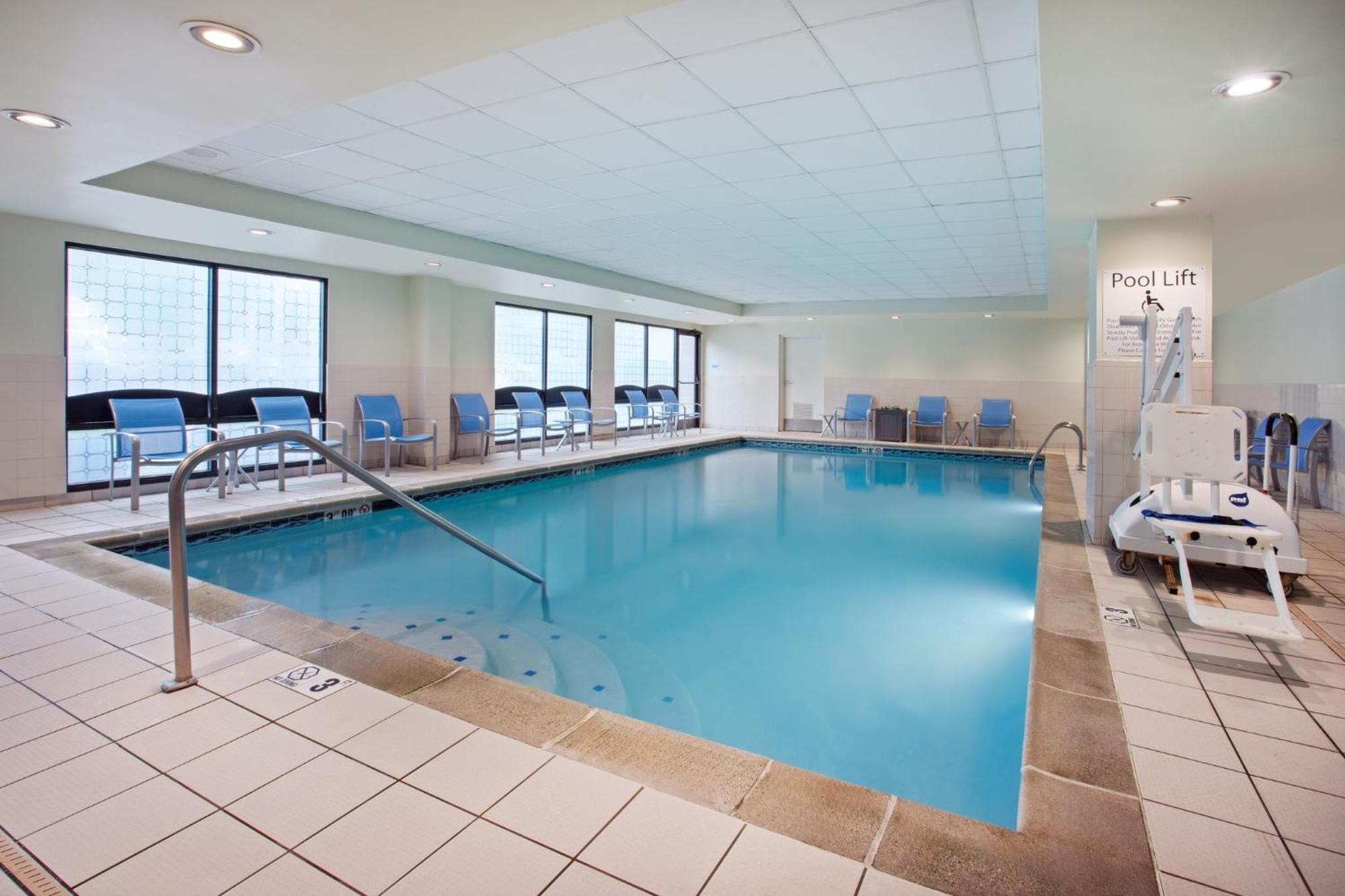 Holiday Inn Express & Suites Cincinnati Riverfront By Ihg Ковингтън Екстериор снимка