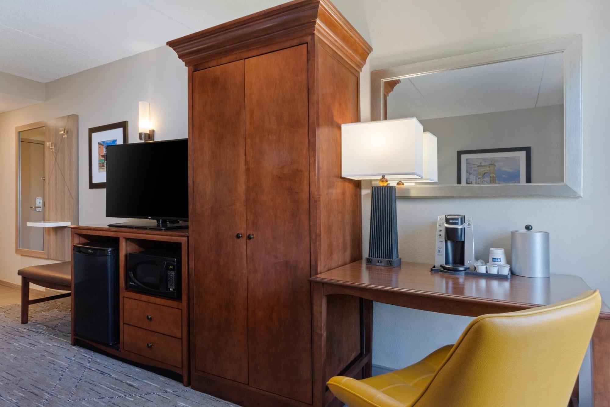 Holiday Inn Express & Suites Cincinnati Riverfront By Ihg Ковингтън Екстериор снимка