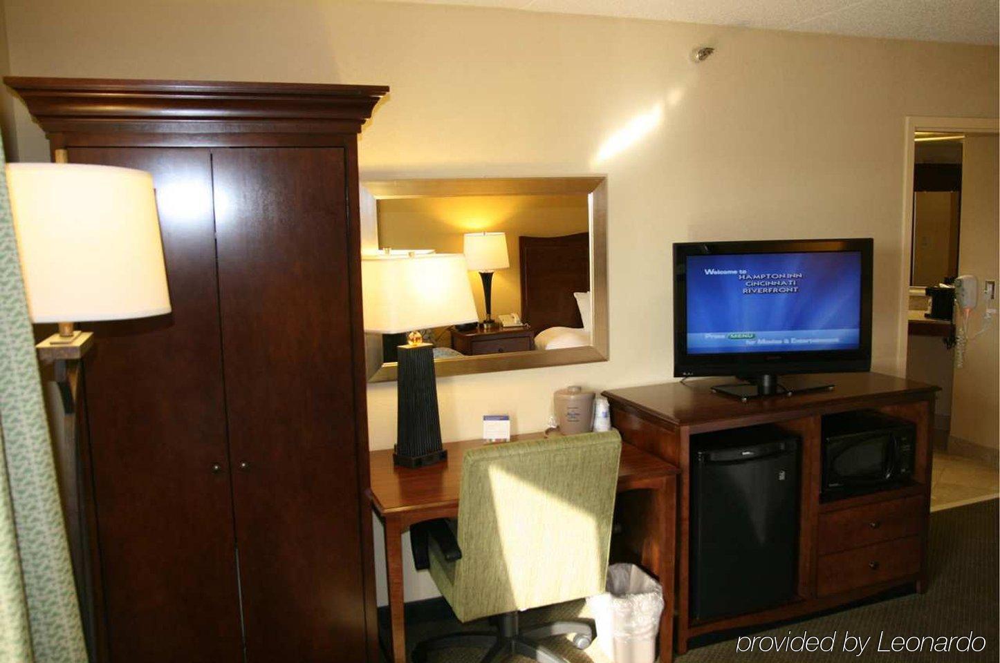 Holiday Inn Express & Suites Cincinnati Riverfront, An Ihg Hotel Ковингтън Стая снимка